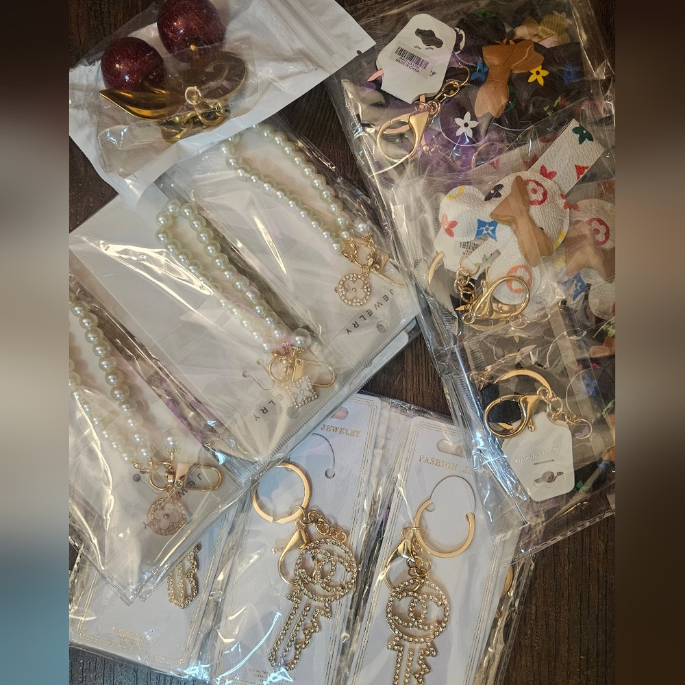Random Styles Of Keychains - Picture 1 of 4